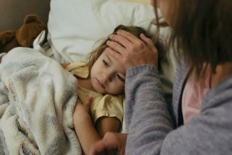 Andrej Medveď - Keď sa vaše dieťa ráno zobudí s teplotou, kašľom alebo ho čosi poštípe, či spáli slnko - budete rada, že máte tento balíček doma.